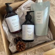 Indlæs billede til gallerivisning Bringing Joy and Christmas Magic - HANDS
